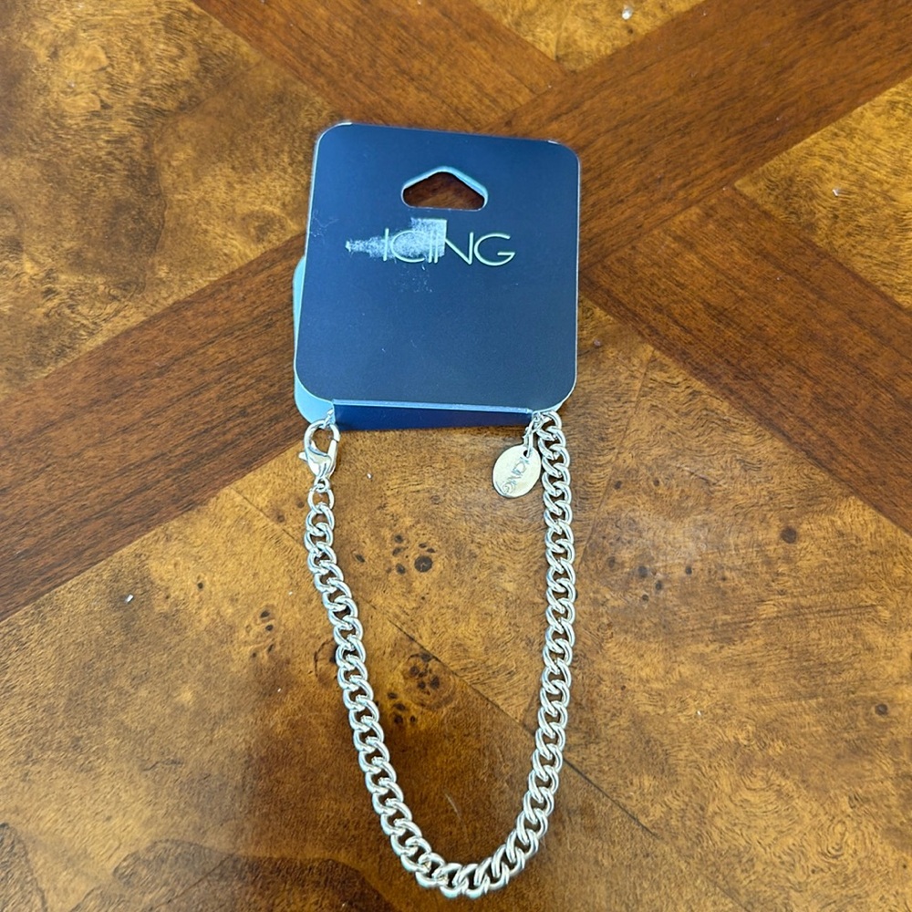 A cute bracelet in the brand icing